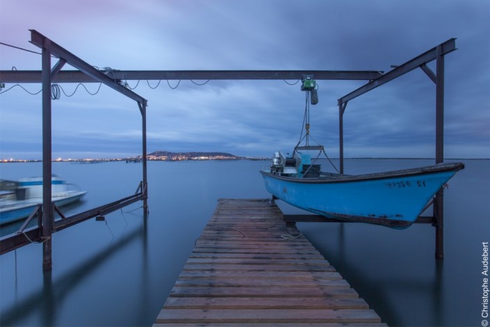 Portiques et pontons pour l'élevage des huîtres sur l'étang de Thau à Sète, Hérault, Méditerranée. Prise de vue en pose longue.