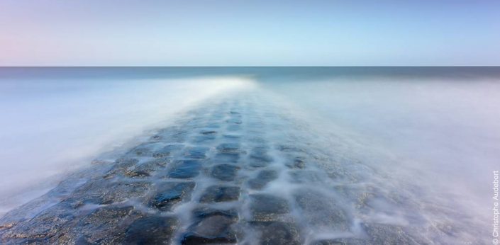Pavés couverts d'eau dans la mer à Knokke le Zoute