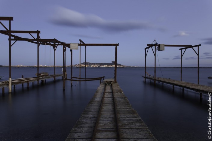 Portique pour la récolte des huîtres sur l'étang de Thau à Bouzigues en Méditerranée